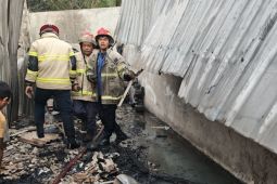 Toko suku cadang motor di Lombok Timur terbakar