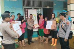 Polisi salurkan bantuan sembako untuk korban banjir di Tanggamus Lampung