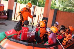 Basarnas Kendari latih pelajar cara kerja evakuasi tim SAR