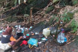 Kekeringan, Warga Cilegon andalkan mata air di hutan