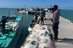 Tim gabungan evakuasi kapal pengangkut beras yang kandas di Sumenep