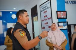 Sidak ke SMKN 2 Palangka Raya, Plt Kadisdik sosialisasikan program seragam gratis