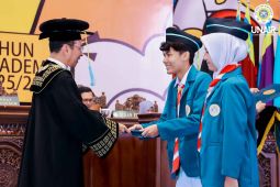 Kukuhkan 9.347 mahasiswa baru, Rektor Unair tekankan moralitas