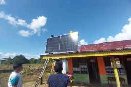 PLN terangi tiga sekolah di Teluk Bintuni guna dukung digitalisasi