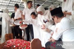 Tangis duka iringi pemakaman mantan Menag Suryadharma Ali di kompleks Ponpes Miftahul Ulum Bekasi
