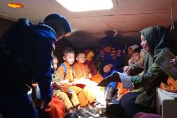 Satpolairud Polres Touna hadirkan perpustakaan terapung bagi anak-anak pesisir