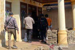 Tim Jibom evakuasi temuan benda diduga granat di Kota Malang