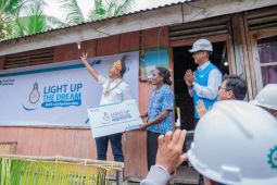 PLN beri sambungan gratis warga di Biak Timur