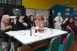 Berbagi wawasan dan kreativitas: upaya Srikandi PLN UIP KLB warnai Hari Kebaya Nasional 2025