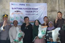 Perum Bulog memastikan bantuan beras di Garut telah lewati uji timbang
