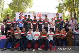 Pemkab Gorontalo bagikan Bendera Merah Putih kepada warga