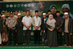 Wapres Gibran terima serban putih saat silaturahmi ke ulama karismatik Lombok