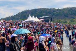 Puluhan ribu penonton hadiri babak final lomba sampan FSA 2025 di Bima