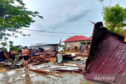 Angin puting beliung merobohkan bangunan pemerintah di Ponelo Kepulauan