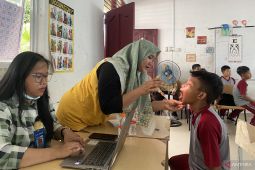 Usaha tim medis cek kesehatan anak-anak pulau di Batam