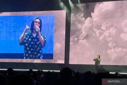 Kim Bum Soo mengajak penonton bernostalgia lagu "I Miss You"