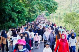 Semarak HUT Ke-49, Ribuan warga Bangka Barat ikuti Jalan Sehat Merah Putih