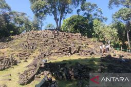 Wisatawan dapat melihat proses penelitian Situs Megalitikum Gunung Padang