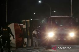 Truk tetes tebu terguling di Kota Malang, empat orang terluka