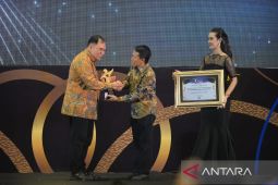 Anggota Komisi VII DPR terima penghargaan peduli UMKM dan pariwisata