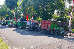 Motor gerobak sampah padati gerbang Kantor Gubernur Bali sejak pagi