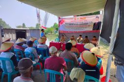 Anggota Komisi VII DPR beri bantuan pompa pertanian di Sidoarjo