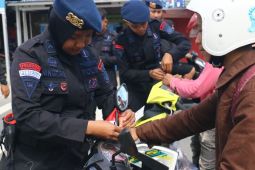 Brimob Polda Sulteng bagikan sebanyak 1.000 Bendera Merah Putih sambut HUT RI