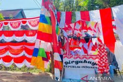 Pedagang musiman bendera mulai menjamur di Palu jelang HUT RI