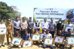 Gubernur Khofifah serahkan alsintan wujudkan swasembada pangan di Probolinggo