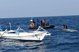 Perahu nelayan terbalik di Perairan Selat Alas Lombok Timur