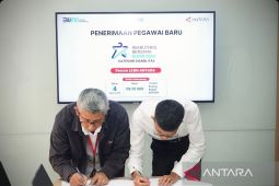 Tiga pegawai lulusan rekrutmen bersama BUMN kategori disabilitas tahun 2025 mulai bertugas di ANTARA