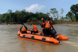 Tim SAR mencari tiga pekerja hilang pascabanjir bandang Sungai Klawing