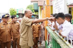 Bupati Langkat Syah Afandin bagikan 1.020 seragam SD