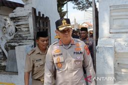 Tim gabungan menertibkan peminta sedekah di Makam Sunan Gunung Jati