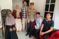 Kapolda Babel jenguk anggota yang sakit, ajak jajaran peduli sesama rekan kerja