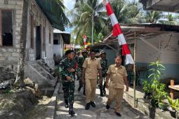 Satgas Pamputer Kodam XIII/Mdk ajak warga Pulau Kawaluso meriahkan HUT RI