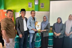 Pemkab Trenggalek-Baznas salurkan bantuan untuk guru ngaji-madrasah