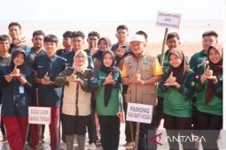 DLH Bangka Tengah dan komunitas penulis tanam 500 bibit mangrove