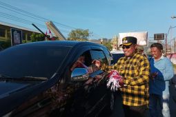 Pemkab Jayapura-jurnalis membagikan bendera Merah Putih ke masyarakat