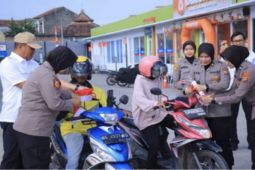 Sambut HUT RI, Polda Lampung bagikan 5.000 bendera merah putih
