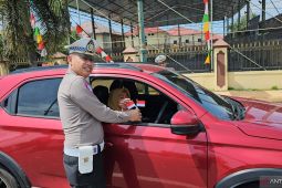 Polres Musi Rawas bagikan 1.000 bendera Merah  Putih ke warga