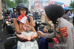 Polres Bogor bagikan 17.845 bendera merah putih selama Agustus