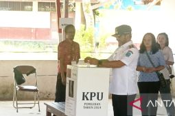 Bupati dan Wakil Bupati Biak Numfor salurkan hak pilih PSU Papua
