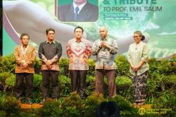 Rektor UI sebut Prof Emil Salim penggagas sekolah lingkungan