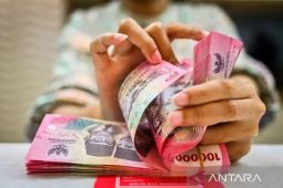 Rupiah tergelincir, pasar soroti perpindahan dana ke perbankan