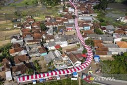 Pemasangan kain merah putih sepanjang 250 meter di Tasikmalaya