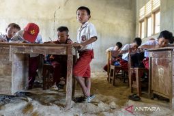 Siswa SDN 1 Curug Pandeglang harus belajar di kelas beralas tanah