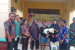 Robert Kardinal salurkan bantuan pangan kepada 42.262 penerima di PBD