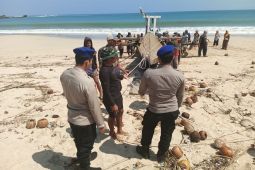 Satpolairud mengevakuasi perahu tanpa ABK di laut Garut untuk diselidiki