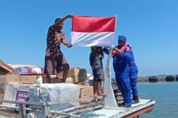 Polres Situbondo bagikan bendera bangkitkan rasa nasionalisme warga
